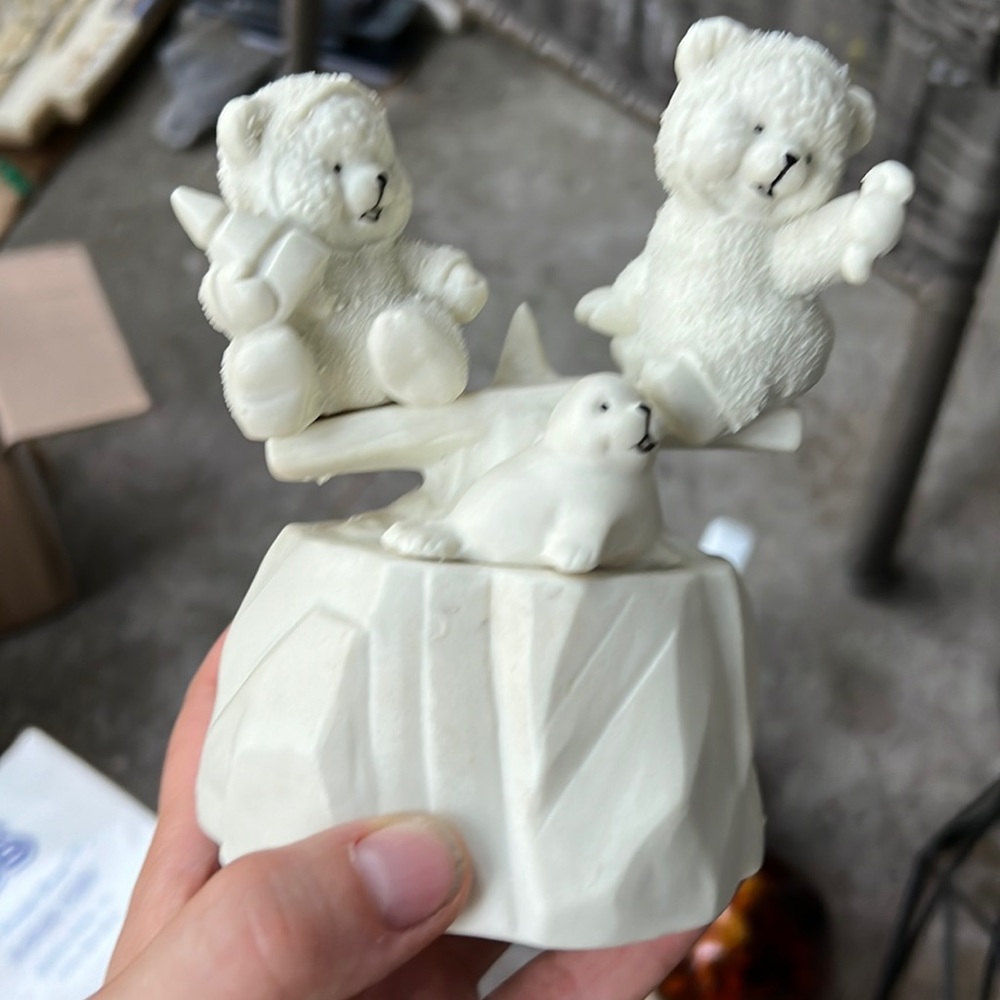 Winter wonder bears, vintage, musical box